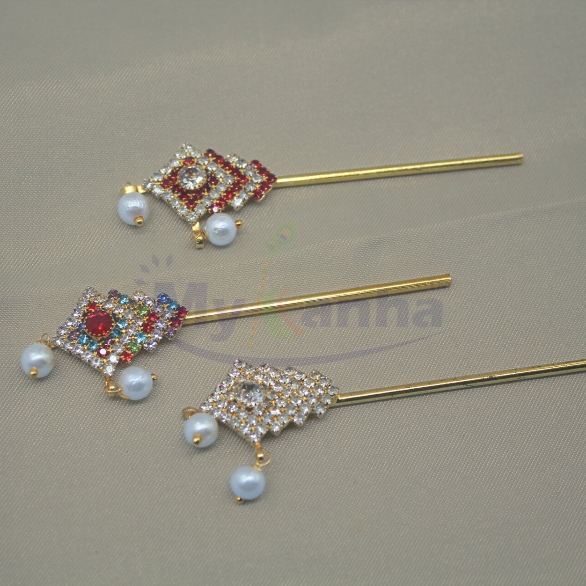 Latkan beads decorated flute for idols (3 inches)