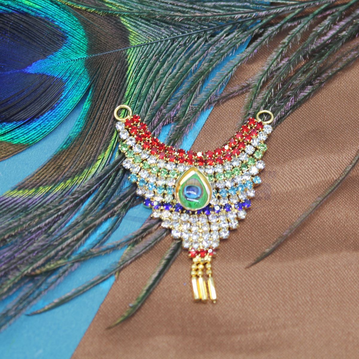 Feather style and stone decorate heavy haar for Idol