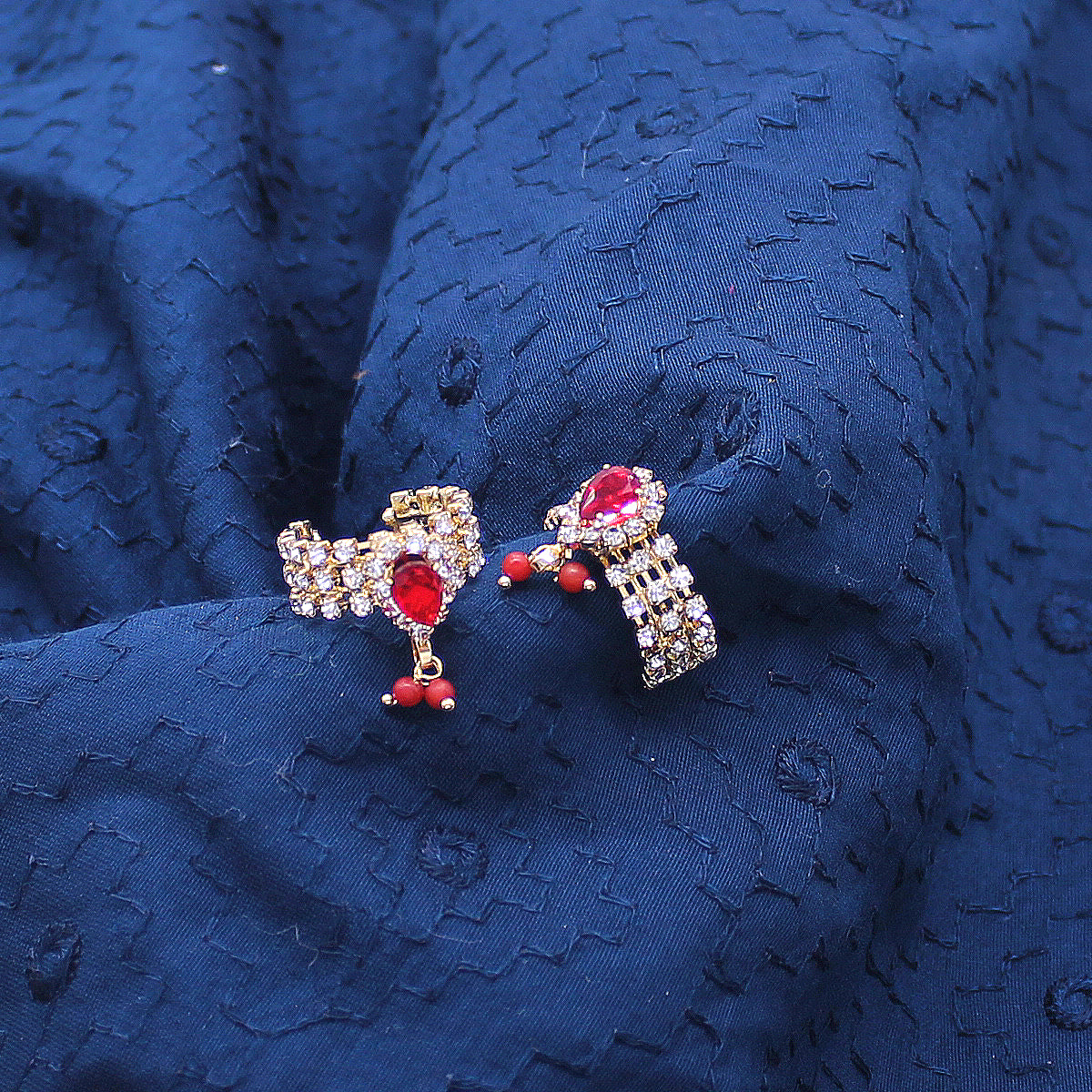 Red stone decorated with latkan kangan for Idols