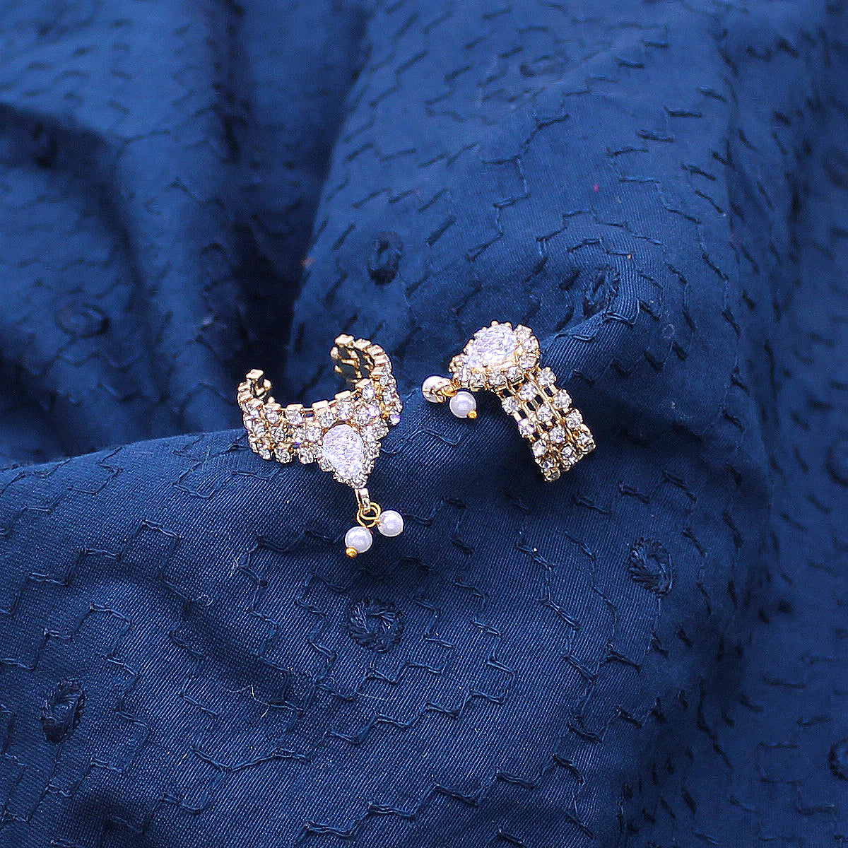 White stone decorated with latkan kangan for Idols