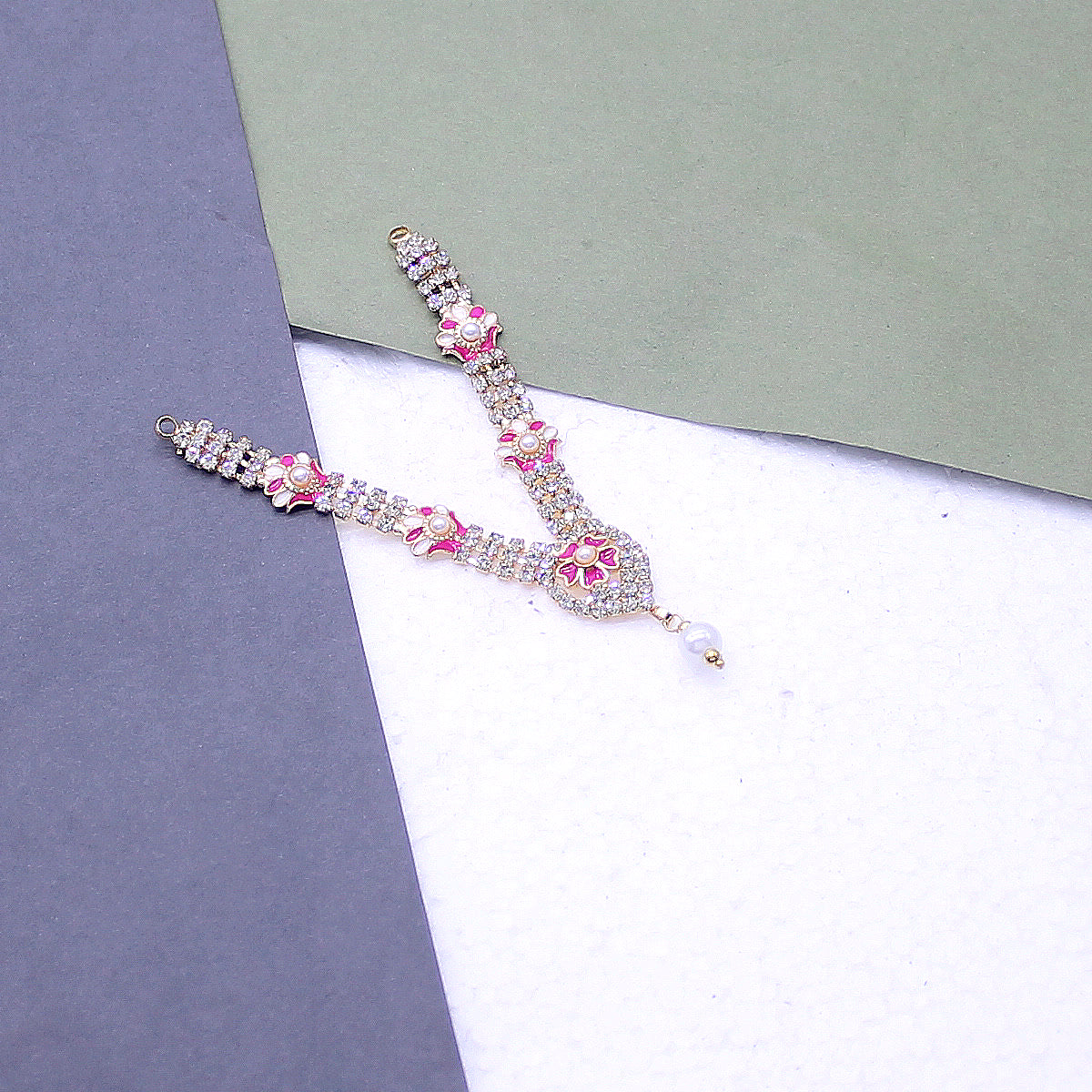 Flower Design White Stone Decorated Haar For Idols